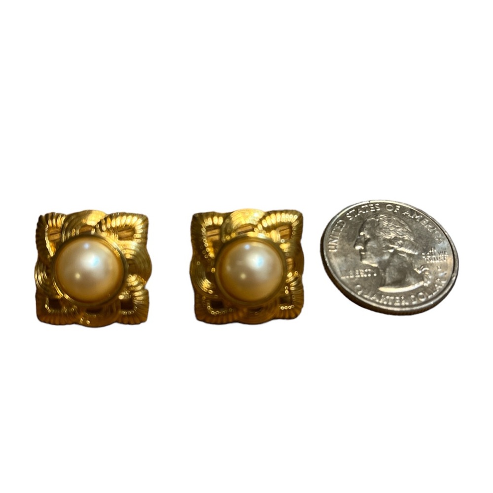 ✨ 3/$15 ✨ Gold Toned Faux Pearl Earrings - Picture 2 of 3